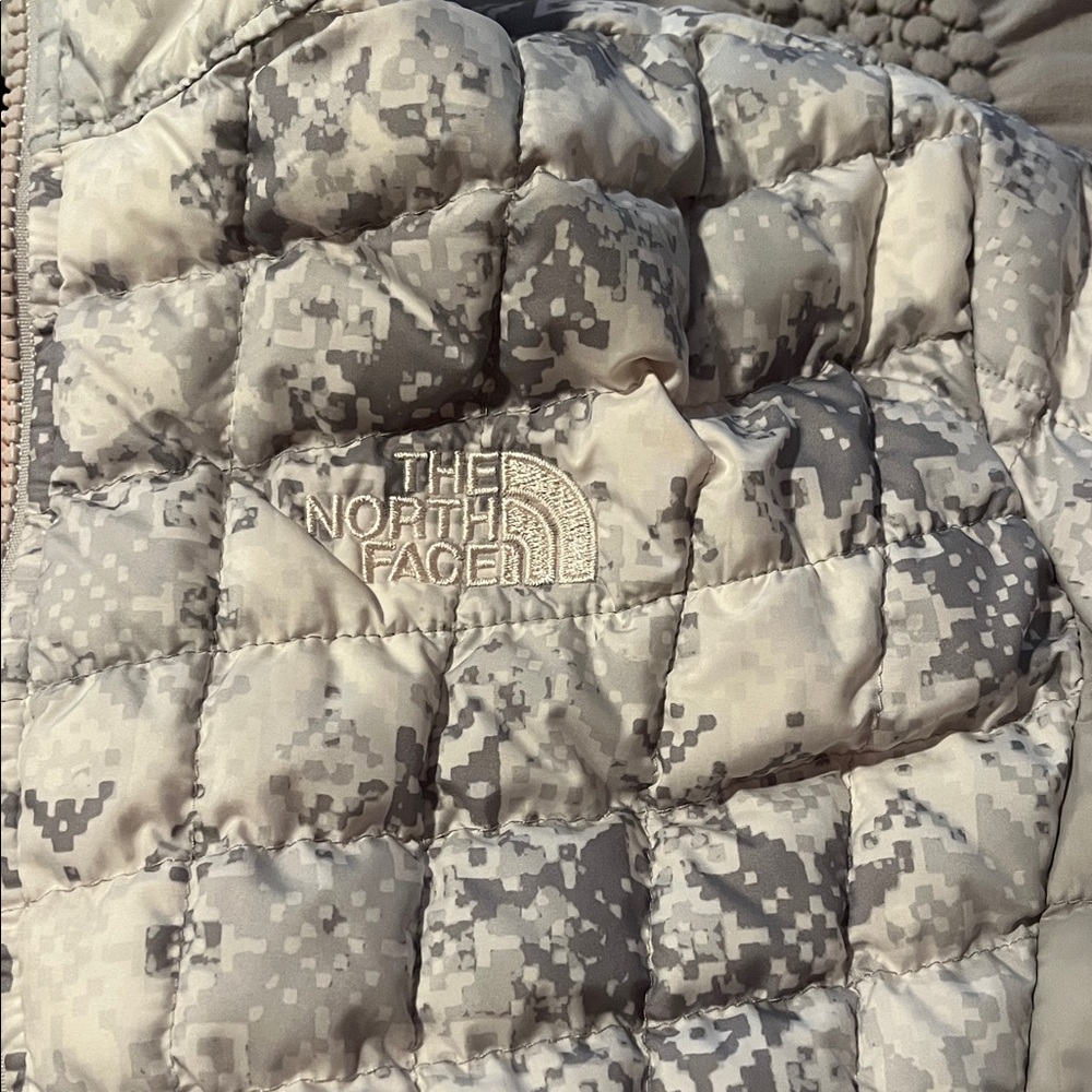 The North Face Women's Quilted Printed Puffer Jacket - Cream & Gray - Picture 2 of 4